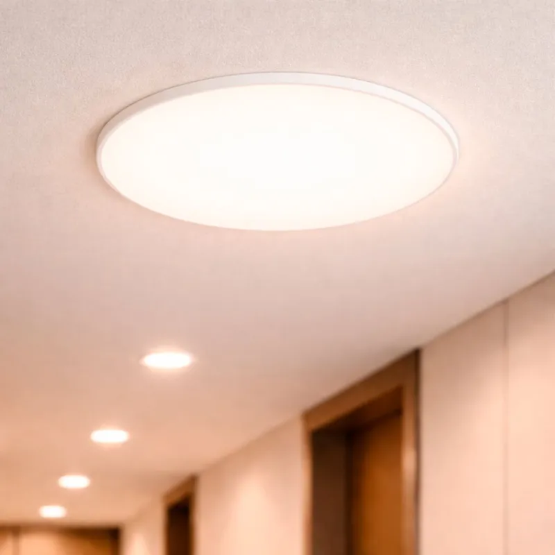 Downlights LED frameless instalados en techo pasillo iluminación cálida