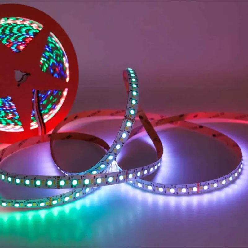 Ruban LED RGB allumé en rouge vert bleu et violet lumière dynamique