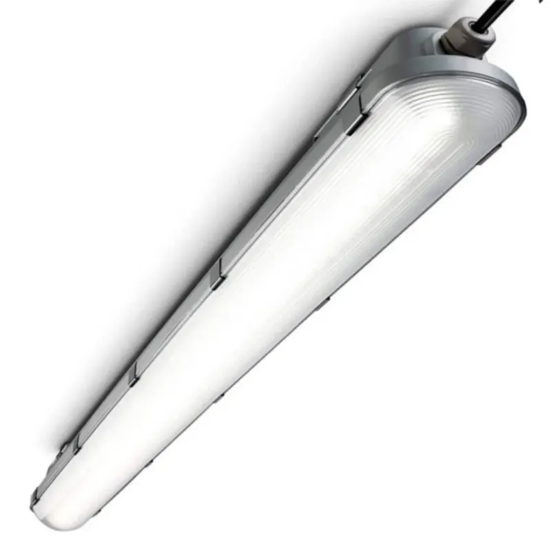 Plafoniera LED 120cm accesa in prospettiva con diffusore uniforme