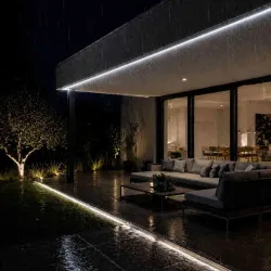 Tira LED COB instalada en cornisa exterior de vivienda con luz continua