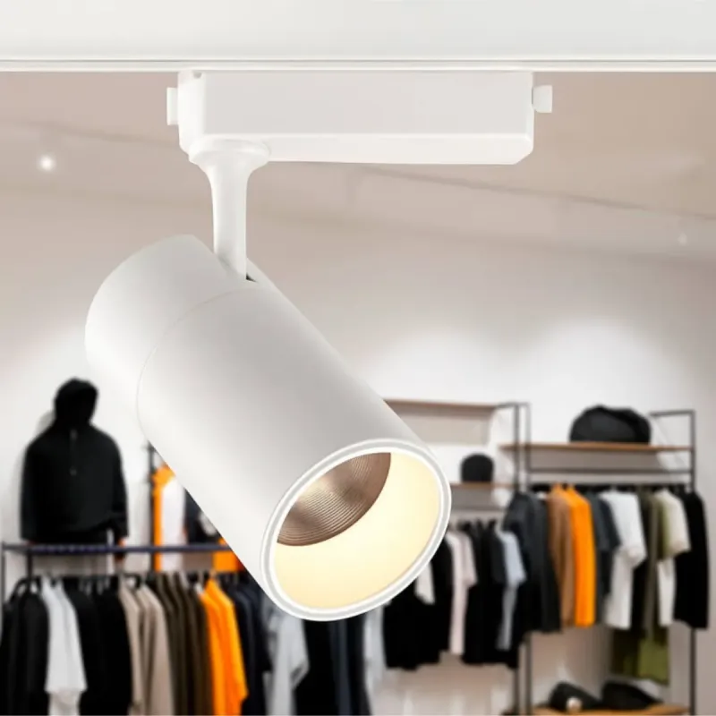 Faretto LED binario PARIS 30W bianco installato in negozio moda luce d'accento