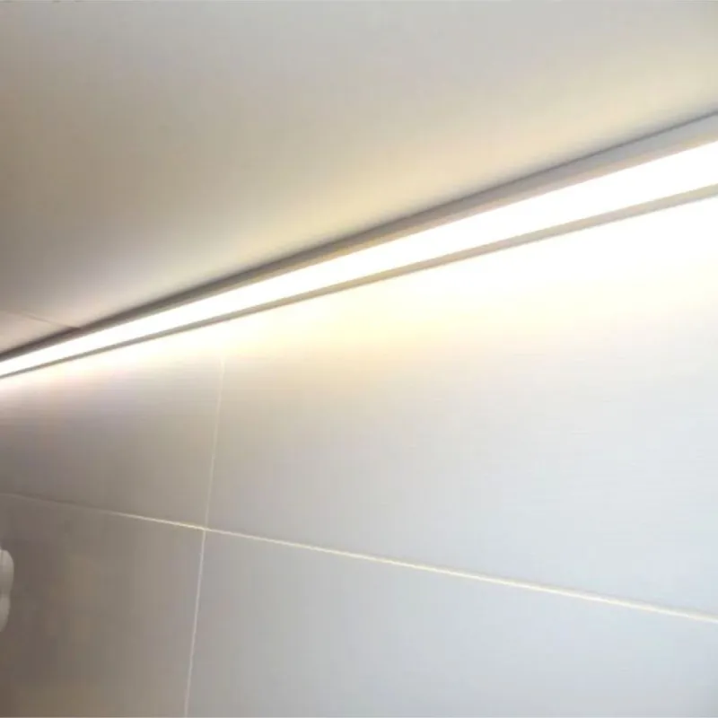 Perfil alumínio angular instalado canto parede teto com iluminação indireta