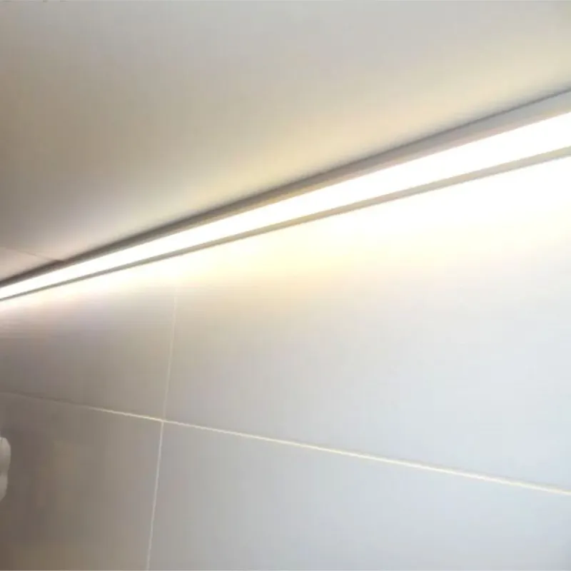 Perfil alumínio angular instalado canto parede teto com iluminação indireta