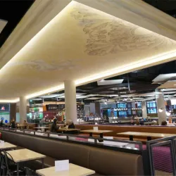 Tira LED 280 LED/m instalada en iluminación indirecta techo zona restauración