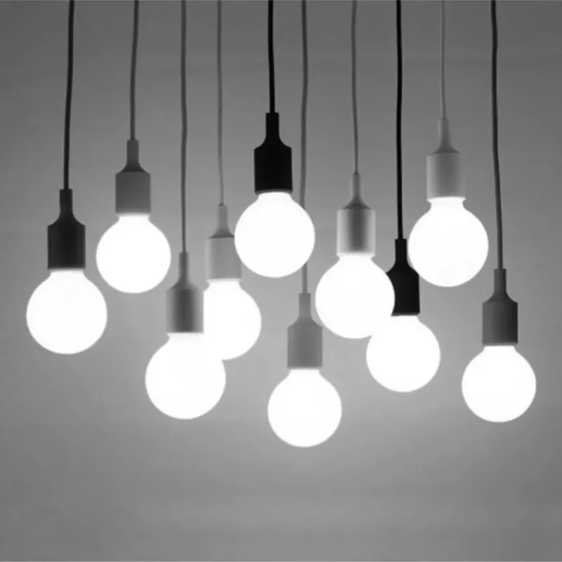 Ampoules LED globe G95 suspendues composition décorative ambiance chaleureuse salon hôtellerie