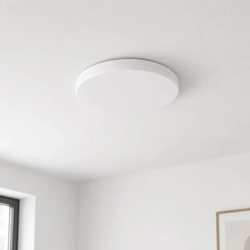 Plafón LED redondo instalado en techo de habitación con sensor radar 24W