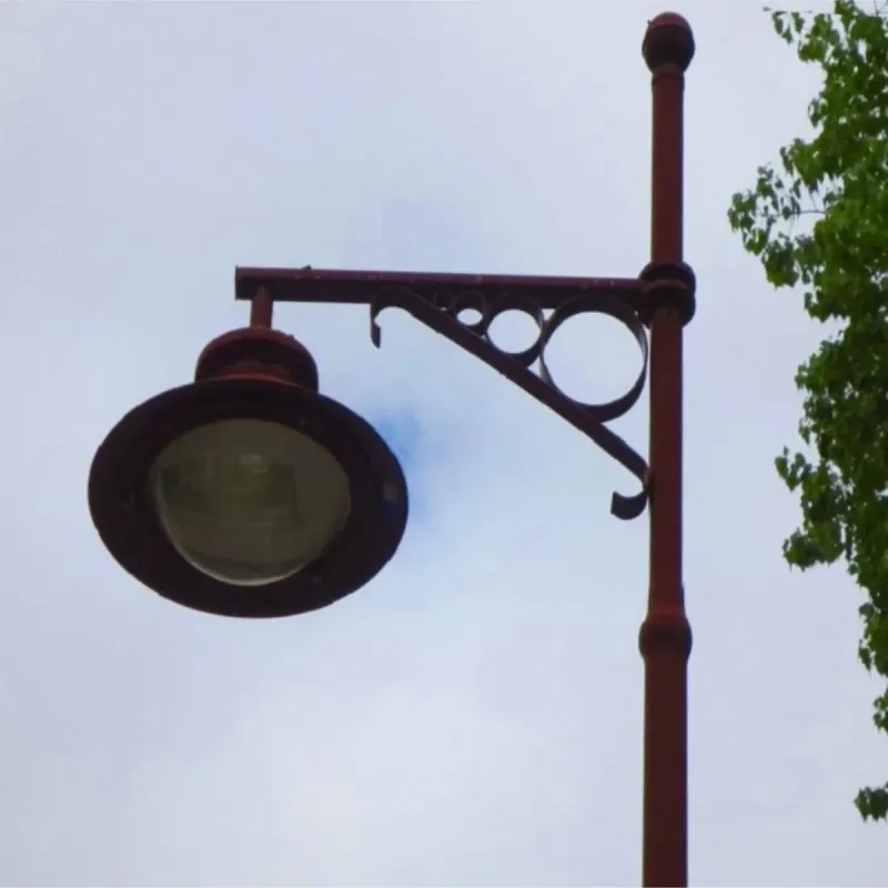 Lampada LED industriale E27 40W installata in lampione urbano classico