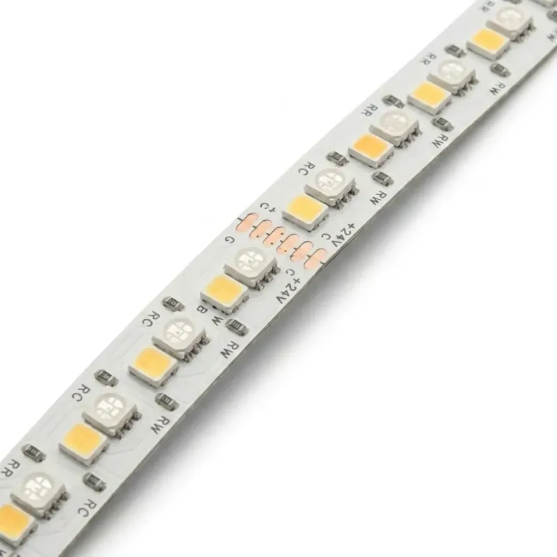 Detalle de la tira LED 24V RGB+CCT con chips SMD3535 RGB y 2835, marcas de corte y conexión +24V