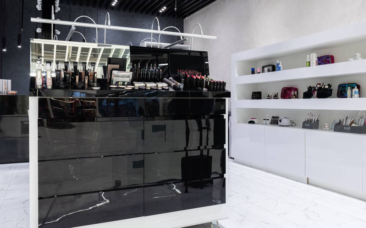 GU10 LED spotlight beam angles of 24, 38 and 120 degrees on a shop wall