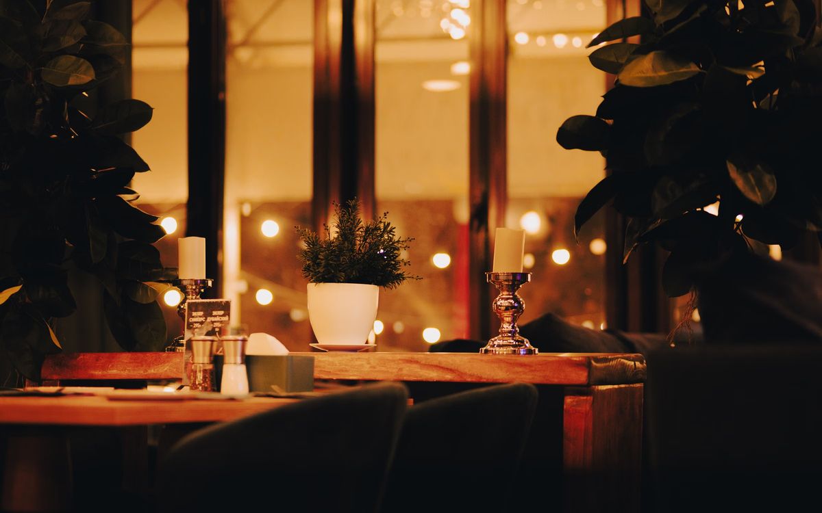 Restaurant tables lit with warm 2700K LED spotlights for a cosy ambience