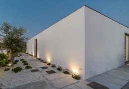 How to light a facade with LED: techniques, projectors and installation keys